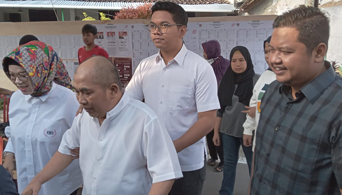 Bupati Sukoharjo Etik Suryani dan Mantan Bupati Sukoharjo Wardoyo Wijaya Salurkan Hak Pilihnya Pada Rabu (14/2).