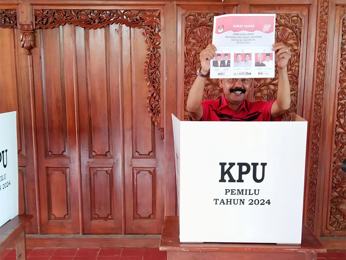 Mantan Wali Kota Solo F.X Hadi Rudyatmo mencoblos di TPS 24 Pucangsawit, Jebres, Kota Solo, Rabu (14/2/2024) (RADAR SOLO)