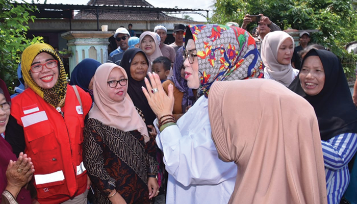 Bupati Sukoharjo, Etik Suryani, saat berinteraksi dengan warga.