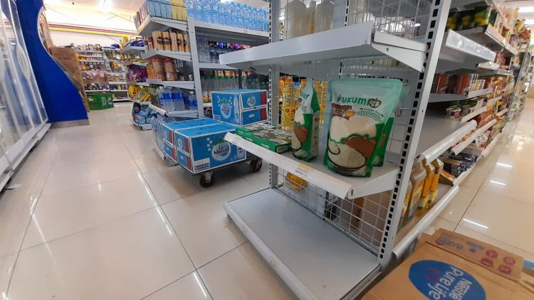 Stok beras di sejumlah retail terlihat melompong. (MAULIDA AFIFA/ RADAR SOLO)