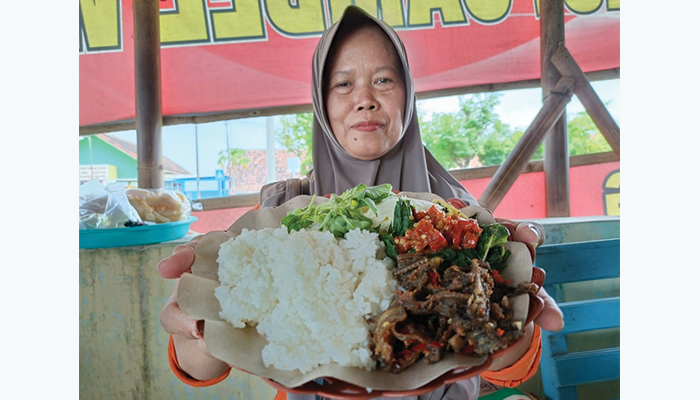 PEDAS; Menu sambel belut lengkap dengan lalapan di sebuah warung depan kantor Desa Tangkil, Kecamatan/Kabupaten Sragen.