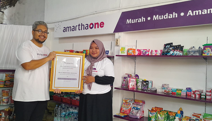 AmarthaOne jadi pusat pembayaran non-tunai yang disediakan oleh Amartha melalui mitra pemilik warung sebagai agen