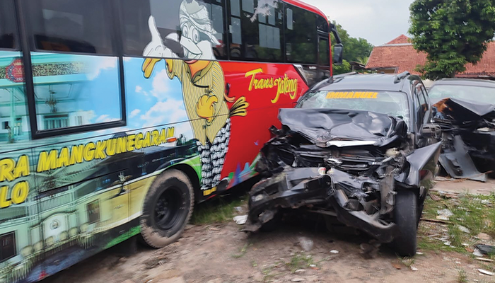 Sebuah bus trans jateng mengalami kecelakaan di depan halte tempat wisata Gunung Kemukus.