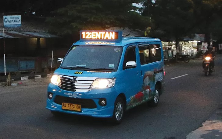 Potret feeder Batik Solo Trans yang tengah melaju di jalanan Kota Surakarta (ARIEF BUDIMAN/RADAR SOLO)