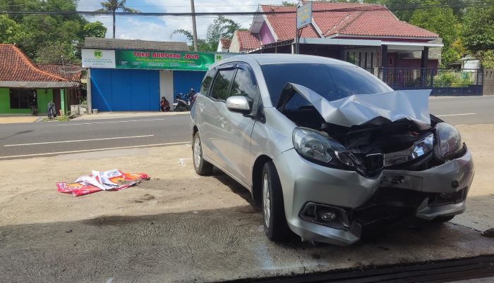 Kondisi mobil yang terlibat kecelakaan di Jalan Raya Wonogiri-Ngadirojo Km 5, Desa Bulusulur, Kecamatan Wonogiri Kota, Minggu (18/2/2024). (IWAN ADI LUHUNG/RADAR SOLO)