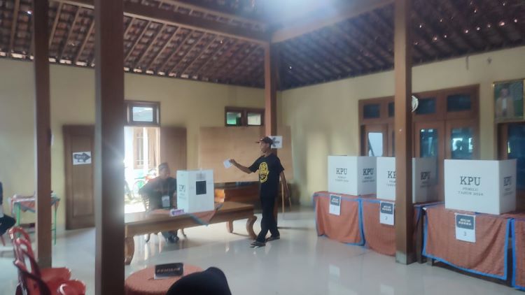 TPS 05 Desa Tenggak, Kecamatan Sidoharjo menggelar Pemungutan Suara Ulang (PSU) pada Minggu (18/2). (AHMAD K/ RADAR SOLO)