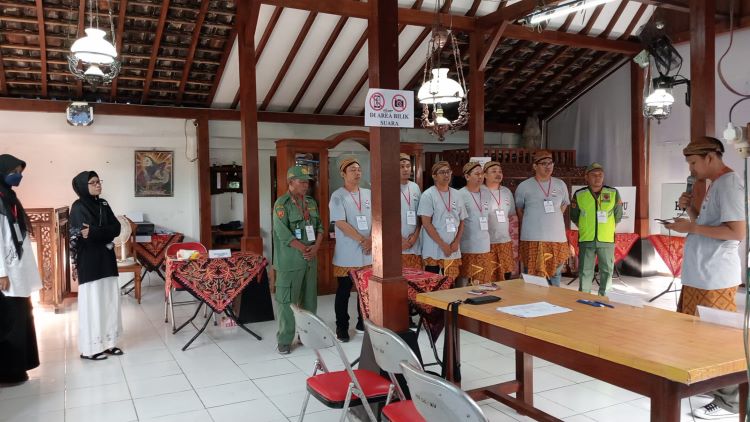 Pemungutan suara ulang di TPS 32 Desa Makamhaji, Kecamatan Kartasura, Kabupaten Sukoharjo, Minggu (18/2/2024). (IWAN KAWUL/RADAR SOLO)
