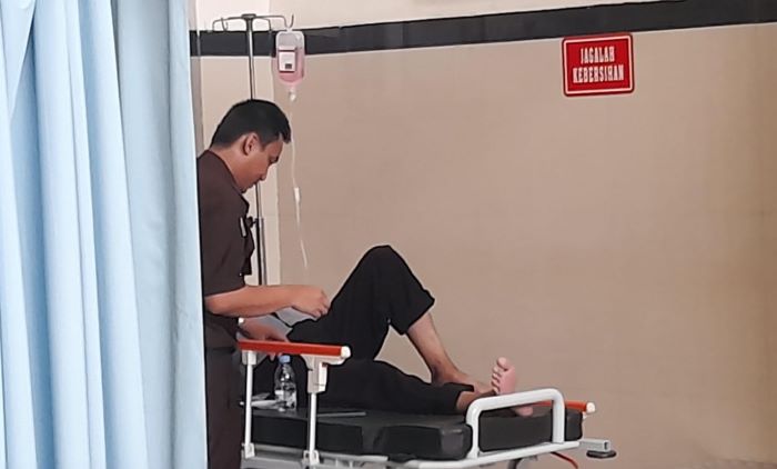 Eks Kades Gedongan Karanganyar mengalami sakit saat hendak ditahan terkait korupsi (RUDI HARTONO/ RADAR SOLO)