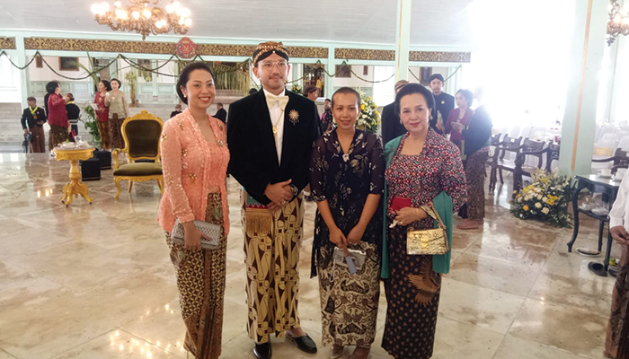 Sekar Krisnauli Tanjung saat berfoto dengan Gusti Bhre Setelah Acara Jumenengan, Senin (19/2).