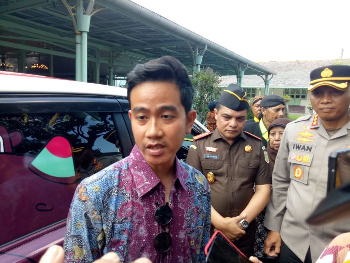 Gibran menjawab pertanyaan wartawan tentang wacana Gusti Bhre maju dalam konstetasi wali Kota Solo November 2024. (SILVESTER KURNIAWAN/RADAR SOLO)