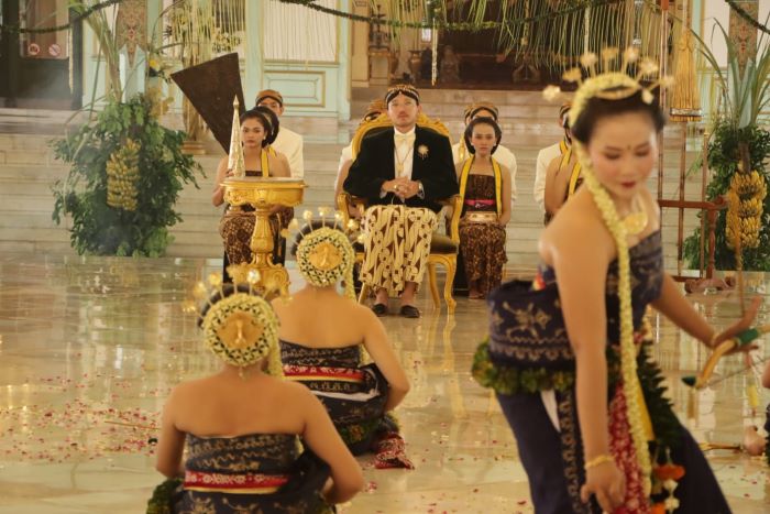 KGPPA Mangkunegoro X duduk di Pendapa Ageng Pura Mangkunegaran dalam upacara adat peringatan kenaikan takhta, Senin (19/2/2024. (M IHSAN/RADAR SOLO)