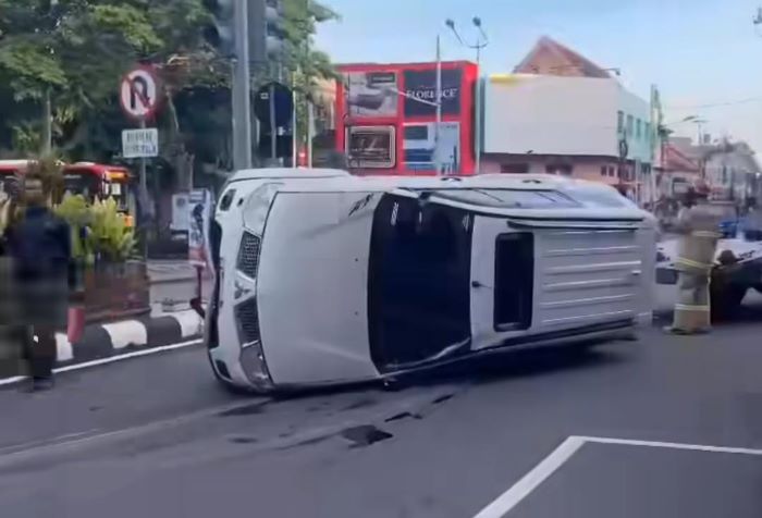Mobil Pajero Sport terguling di ruas jalan Yos Sudarso, atau simpang empat Nonongan Senin (19/2/2024) pagi. (DOK. POLRESTA SOLO)