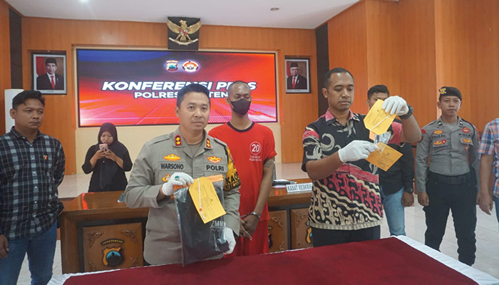Kapolres Klaten AKBP Warsono dan Kasat Reskrim Polres Klaten Yulianus Dica Arisena Adi saat memperlihatkan tersangka dalam rilis di Mapolres Klaten, Selasa (20/2).
