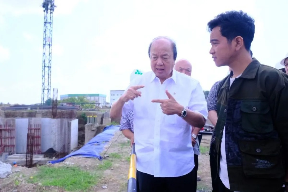 Wali Kota Surakarta Gibran Rakabuming Raka bersama Dato Sri Tahir meninjau proses pembangunan Museum, Sains, dan Teknologi di Solo, Jawa Tengah, Selasa (20/2/2024). ANTARA/HO-Humas Pemkot Surakarta