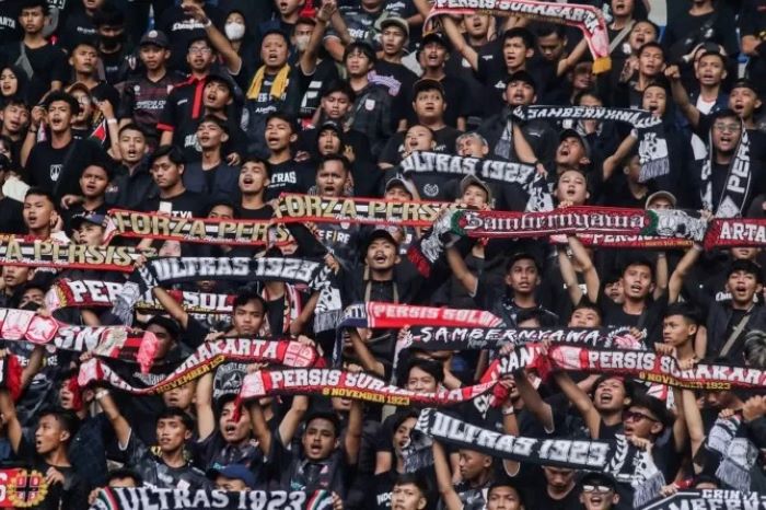 Fanatisme suporter Persis Solo saat mendukung klub kebanggaannya di Stadion Manahan. (M IHSAN/RADAR SOLO)