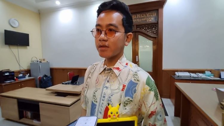 Gibran Rakabuming Raka menjawab pertanyaan wartawan saat di Balai Kota Solo (SILVESTER KURNIAWAN/ RADAR SOLO)
