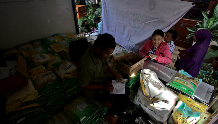 BELUM TERKENDALI: Operasi pasar dilakukan di tengah harga beras tinggi di Pasar Kadipolo, Laweyan, kemarin (21/2).