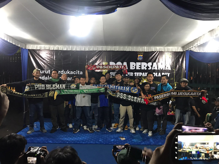 KOMPAK: Suporter Persis Solo, PSS Sleman, hingga PSIM jogja gelar aksi damai di Stadion Mandala Krida, 2022 silam. (MARYADI GONDRONG FOR RADAR SOLO)
