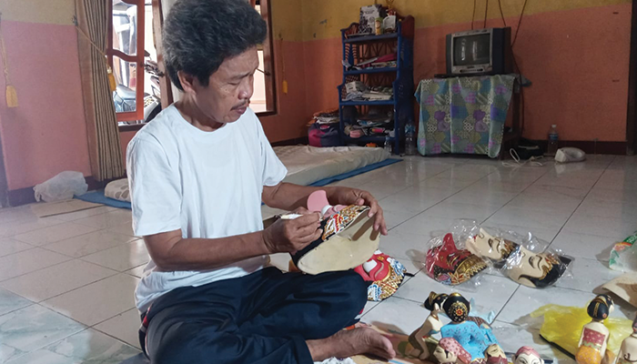 Narimo Pengrajin Topeng di Solo.