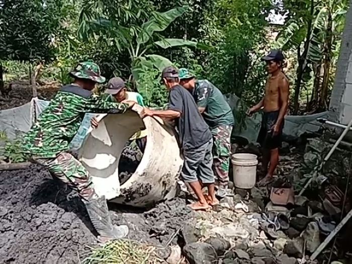 Pelaksanaan program jambanisasi di hari ke-6 TMMD Reguler ke-119. (AHMAD KHAIRUDIN/ RADAR SOLO)