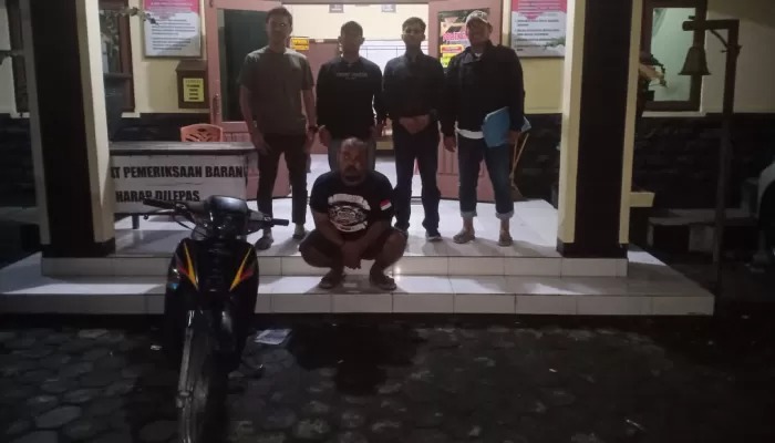 Jajaran Polsek Ceper mengamankan pelaku pencurian sepeda motor dan barang bukti di Mapolsek Ceper.&nbsp; (DOKUMENTASI POLSEK CEPER)