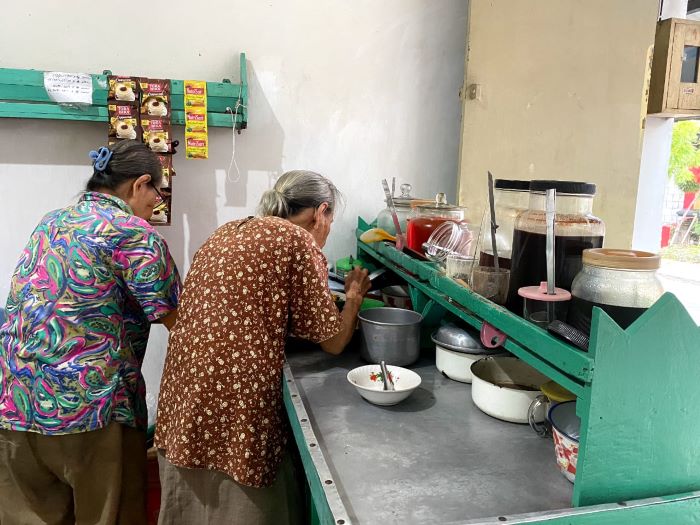 Potret para penjual Es Cafe Setabelan di Solo saat meracik hidangannya. (DOK. PRIBADI/ VIA NUR SAFITRI)