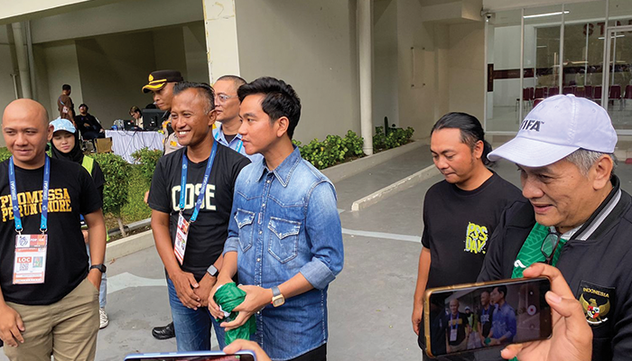 Wali Kota Surakarta Gibran Rakabuming Raka datang ke Stadion Manahan, Selasa (27/2).