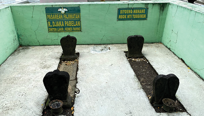 Makam Kepala Raden Pabelan yang potongan tubuhnya dimakamkan terpisah.