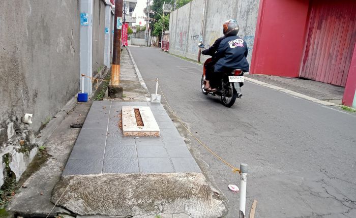 Makam yang terletak di pinggir jalan depan Gedung Sritex Sriwedari Solo (DOK .PRIBADI/  ELLEN FAHIRA)
