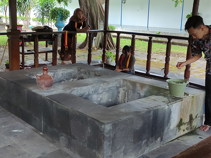 Sumur Songo yang disebut-sebut menjadi tempat pertapaan Pakubuwana IX (DOK. PRIBADI/ CINTIA YULIANI)