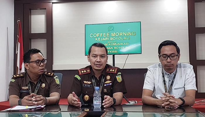 Kajari Boyolali, Tri A. Mukti (Tengah masih muda), Kasi Pidana Khusus (Pidsus) Kejari Boyolali, Romli Mukhayatsyah (Kiri) dan Kasi Intel Kejari Boyolali, Baskoro Adi Nugroho.