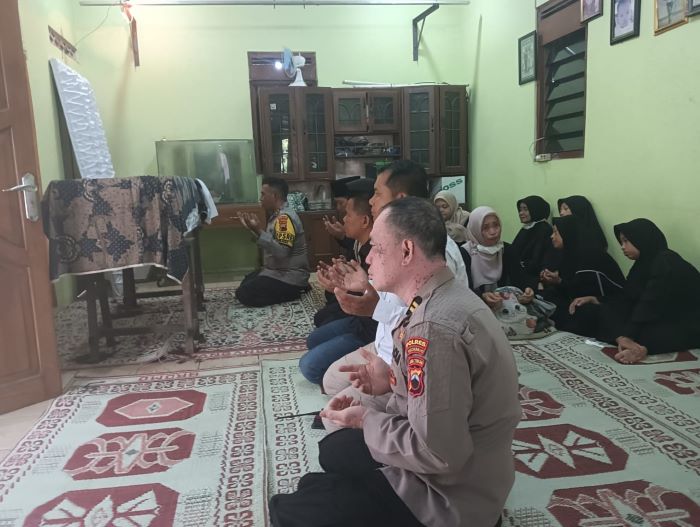 Kapolres Sukoharjo AKBP Sigit didampingi anggota taksiyah di rumah duka Suharja, Sabtu (24/2) lalu (IWAN KAWUL/ RADAR SOLO)