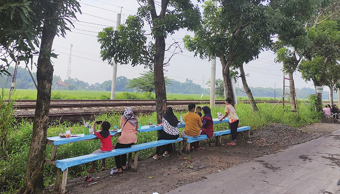 Soto dengan View Kereta Api Cocok untuk Menikmati Senja.