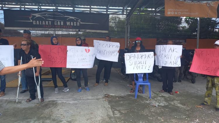 Aliansi masyarakat sipil saat menggelar aksi demo di seberang Kantor KPU Klaten, Desa Sekarsuli, Kecamatan Klaten Utara, Rabu (28/2)(DOKUMENTASI ALIANSI MASYARAKAT SIPIL FOR RADAR SOLO)