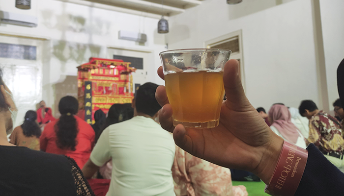 Teh Pracimasana sebagai Hidangan Pertunjukan Wayang Potehi di Candi Ratna Pura Mangkunegaran.