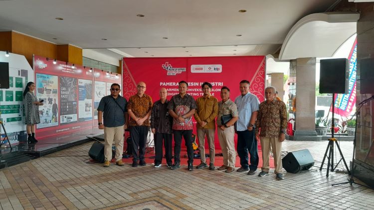 Suasana pameran mesin industri apparel atau pakaian yang digelar dalam Indonesia Apparel Production Expo (IAPE) 2024 di Hall Diamond Solo Convention Center, Kamis (29/2/2024). (M. IHSAN/RADAR SOLO)