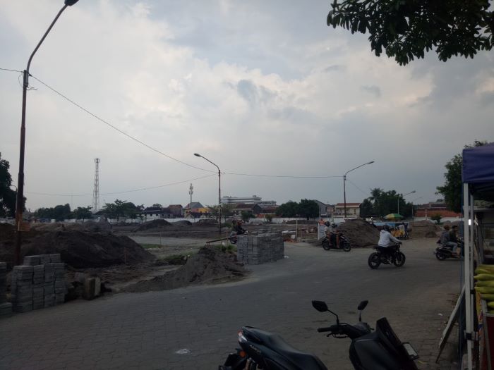 Lokasi bekas puluhan PKL di alun-alun selatan Keraton Solo yang terdampak proyek revitalisasi Keraton Solo (SILVESTER K./ RADAR SOLO)