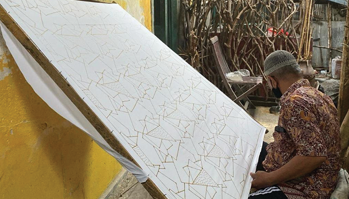 Proses Pembuatan Batik Mahkota yang ada di Solo.