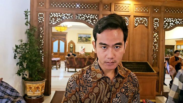 Wali Kota Solo, Gibran Rakabuming Raka menjawab pertanyaan di Balai Kota Surakarta  (SILVESTER K./ RADAR SOLO)