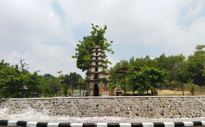 Pagoda yang tersembunyi di area kampus ISI Solo dan disebut-sebut punya sejarah dan kisah mistis yang menarik (DOK. PRIBADI/ RIDA FAMILA)
