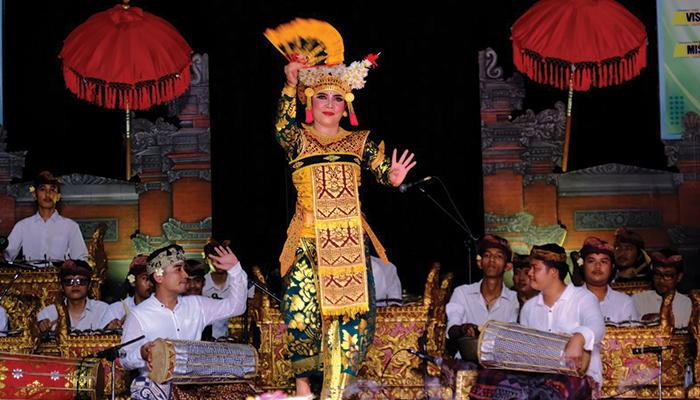Berbagai tarian Bali yang diiringi oleh Kelompok Musik Etnik Daneswara pada Senin malam (26/2).