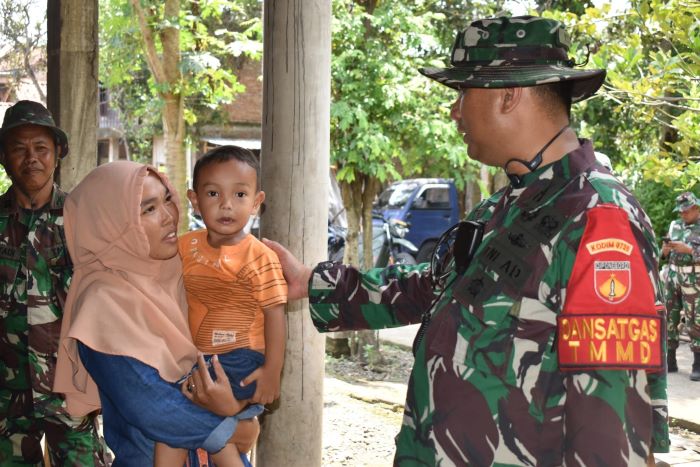 Pihak TNI menggelar TMMD Reguler ke-119 di Desa Gedongan, Kabupaten Sragen demi mencegah stunting (AHMAD KHAIRUDIN/ RADAR SOLO)