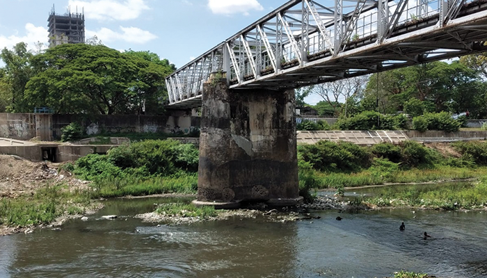 Misteri tentang gundul pringis hingga pocong di jembatan jurug lama yang masih menjadi cerita di benak masyarakat sekitar.