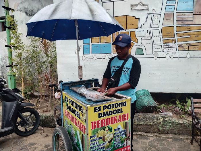 Purwadi, penjual Es Potong Djadoel, menjajakan dagangannya di area Pasar Klewer dan Keraton Solo (DOK. PRIBADI/CINTIA YULIANI)