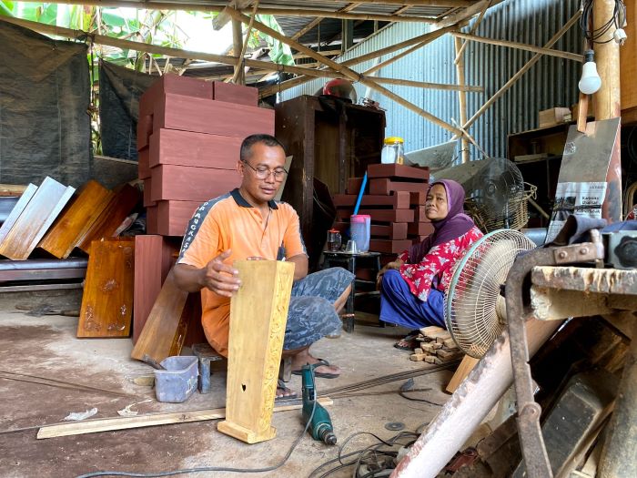 Suyanto saat beraksi mengubah kayu bekas menjadi alat musik siter (DOK. PRIBADI/VIA NUR SAFITRI)