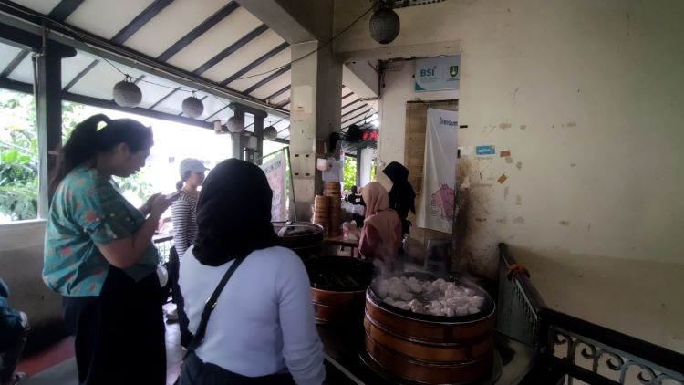 Kedai Dimsum Uma Yumcha di Pasar Gede Solo yang tak pernah sepi pembeli (DOK. PRIBADI/ RIDA FAMILA)