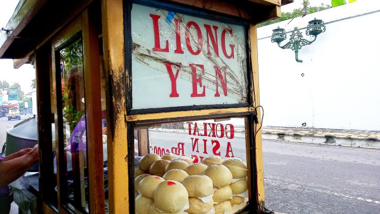Salah satu gerobak yang menjajakan, kuliner yang bisa jadi solusi kelaparan kala malam hari, kue Liong Yen (DOK.PRIBADI/ AFIFAH HENINDA MUFTI)