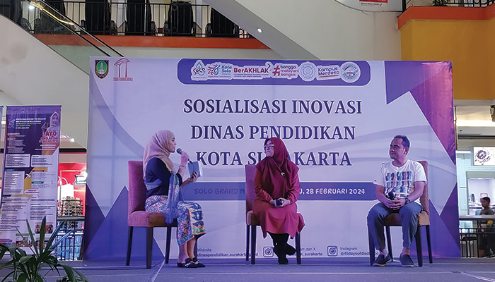 Mahasiswa KKN UNS kelompok 99 menggelar kegiatan sosialisasi inovasi pendidikan di salah satu mal, pada Rabu (28/2).