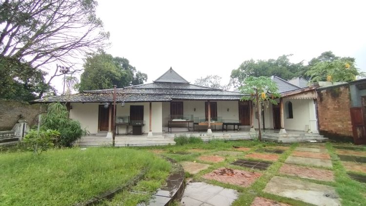 Potret Dalem Joyokusuman dari samping bangunan utama (DOK. PRIBADI/ CINTIA YULIANI)