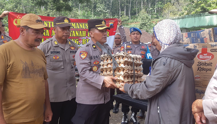 Penyaluran Bantuan Kemanusiaan Bencana Alam Tanah Longsor di Dukuh Secang RT 22 Oleh Polres Sragen.
